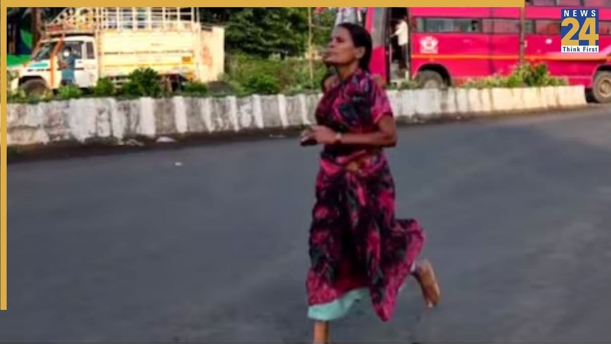बेटियों की पढ़ाई के लिए साड़ी पहन नंगे पैर दौड़ी 47 वर्षीय मां, जीती मैराथन; बेटी आई दूसरे नंबर पर