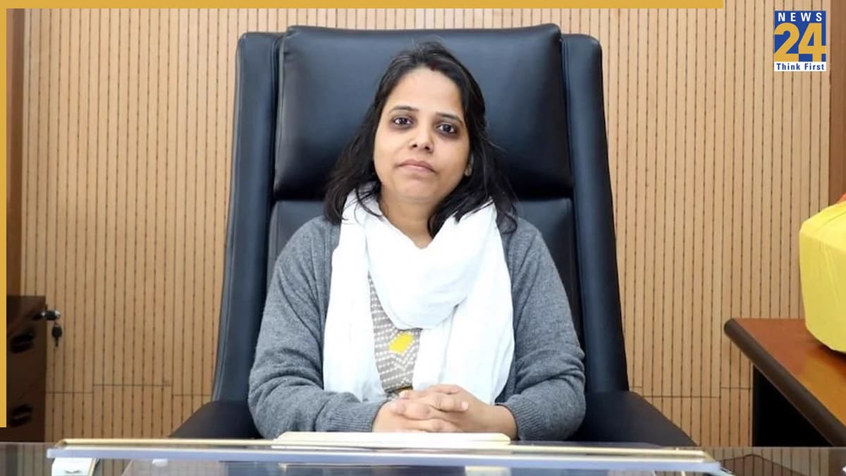 'जूनियर मेरी टेबल पीटकर…', एक साल में हुआ चौथा ट्रांसफर तो फूटा महिला IAS का गुस्सा