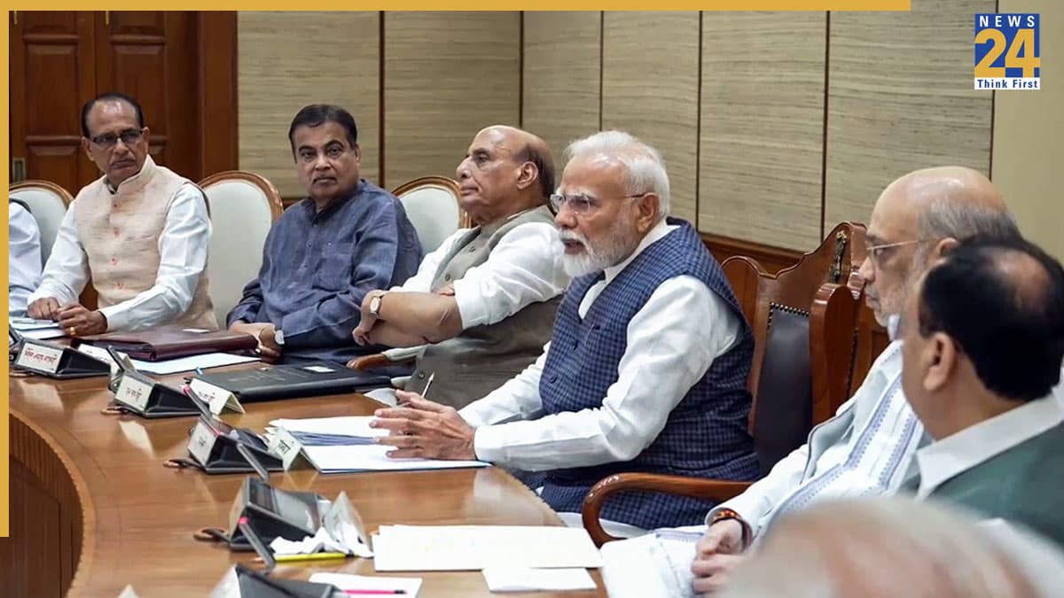 'सेवा तीर्थ' में मंत्रियों की क्लास! PM मोदी ने लिया कामकाज का ब्योरा, क्या जल्द होगा कैबिनेट में बड़ा फेरबदल?