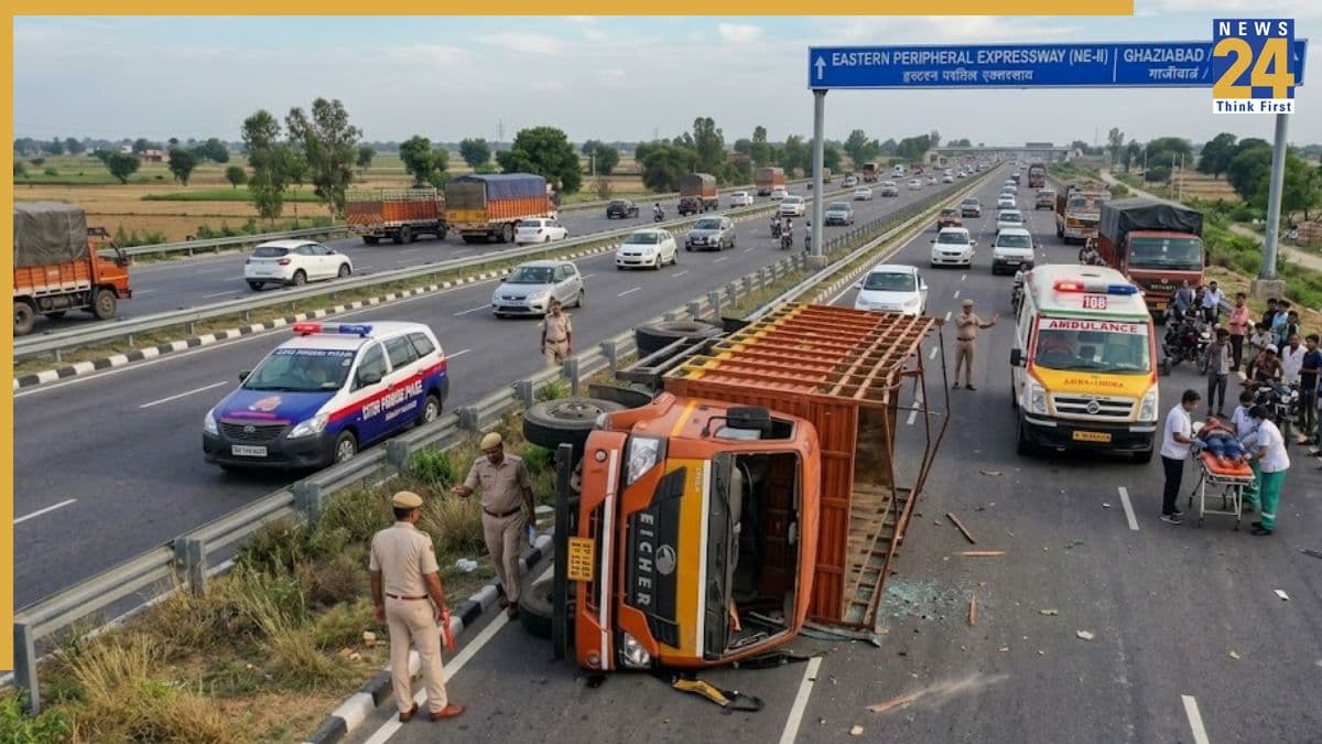 बागपत: 32 श्रद्धालुओं को ले जा रहा कैंटर डिवाइडर से टकराकर पलटा, 12 की मौत