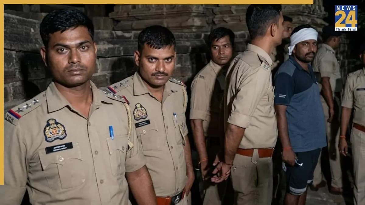 आजमगढ़ में पत्नी समेत 4 की हत्या करने का आरोपी एनकाउंटर में ढेर, बच्चों को बना लिया था बंधक