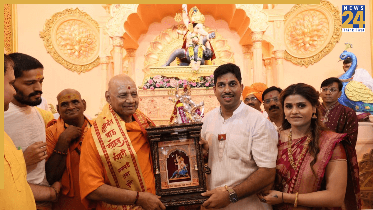 पुणे में श्रीमंत भाऊसाहेब रंगारी गणपति का भव्य स्वागत, गोविंद देव गिरी महाराज ने भारतीय परंपरा के साथ DJ-मुक्त उत्सव की पैरवी की