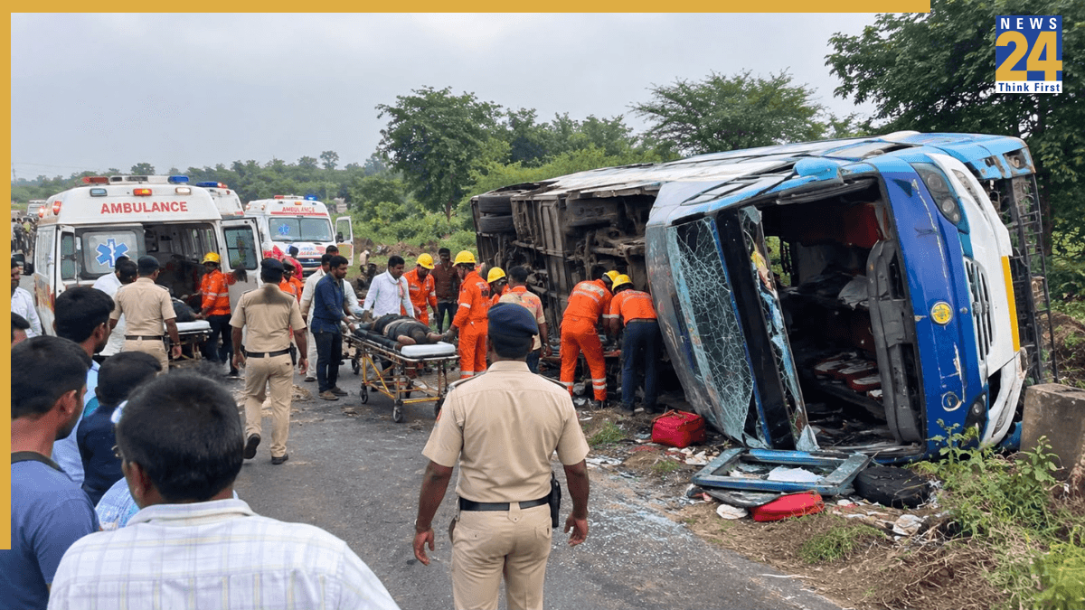बालोद में यात्री बस पलटी, कंडक्टर की मौत; 17 यात्री घायल, अस्पताल में चल रहा इलाज