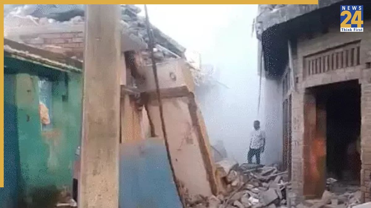 यूपी के फतेहपुर में गैस सिलेंडर फटने से ढहा घर, 2 की मौत, कई लोगों के फंसे होने की आशंका