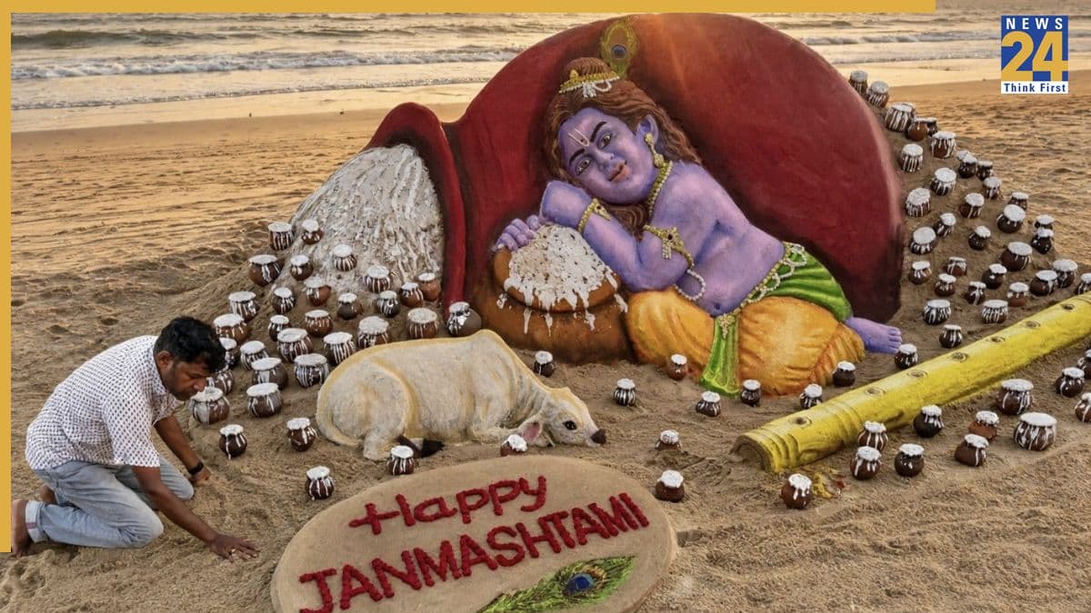 Happy Janmashtami 2026: पुरी के समुद्र तट पर सुदर्शन पटनायक ने बनाई श्रीकृष्ण की मनमोहक तस्वीर, देखें रेत पर बनी कलाकृति