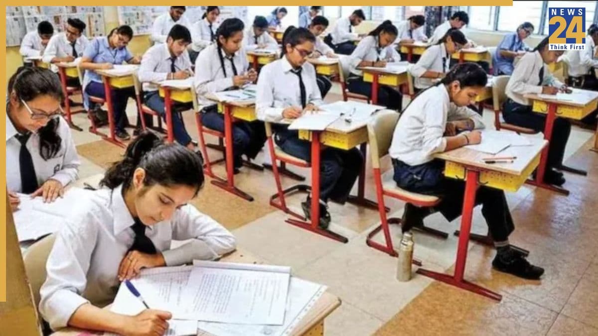 UP Board Result 2026: कॉपी में पैसे रखना पड़ा भारी, यूपी बोर्ड ने रोका 400 से ज्यादा छात्रों का रिजल्ट