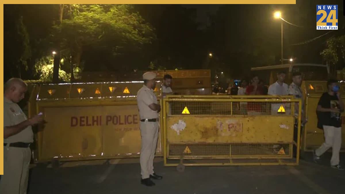 दिल्ली में 6 साल की बच्ची के साथ दरिंदगी, स्थानीय लोगों ने आरोपी को किया पुलिस के हवाले, चौकी पर भीड़ का हंगामा