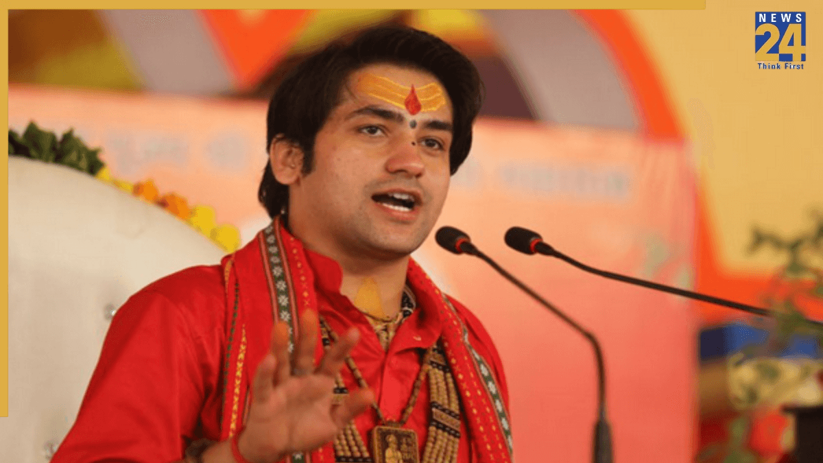 दुर्गा पूजा में मांस-मछली खाने वालों को ‘पाखंडी’ कहना पड़ा भारी, धीरेंद्र शास्त्री के खिलाफ कांग्रेस की शिकायत
