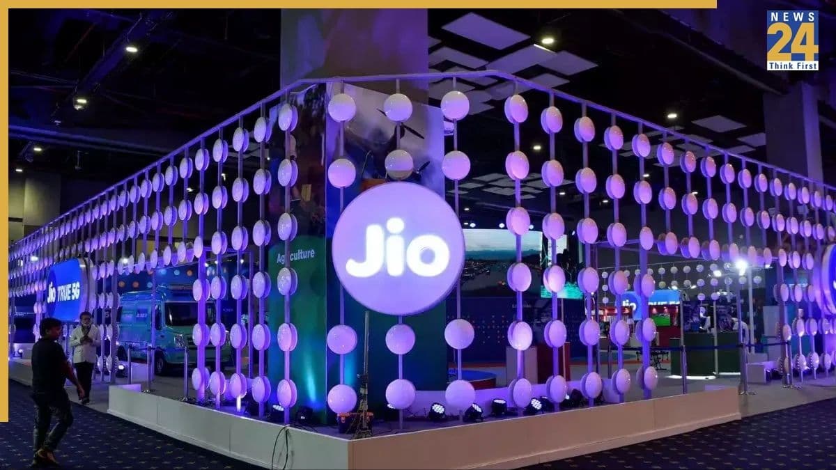 Jio का धांसू फैमिली प्लान, एक रिचार्ज में चला सकेंगे 4 SIM, कीमत जानकर हो जाएंगे खुश
