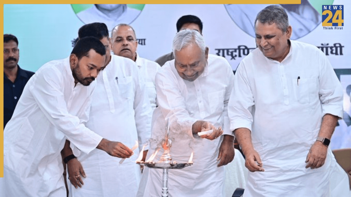नीतीश कुमार और बेटे निशांत पहली बार JDU के आधिकारिक कार्यक्रम में साथ दिखे, पार्टी में बदलाव की अटकलों पर भी सफाई
