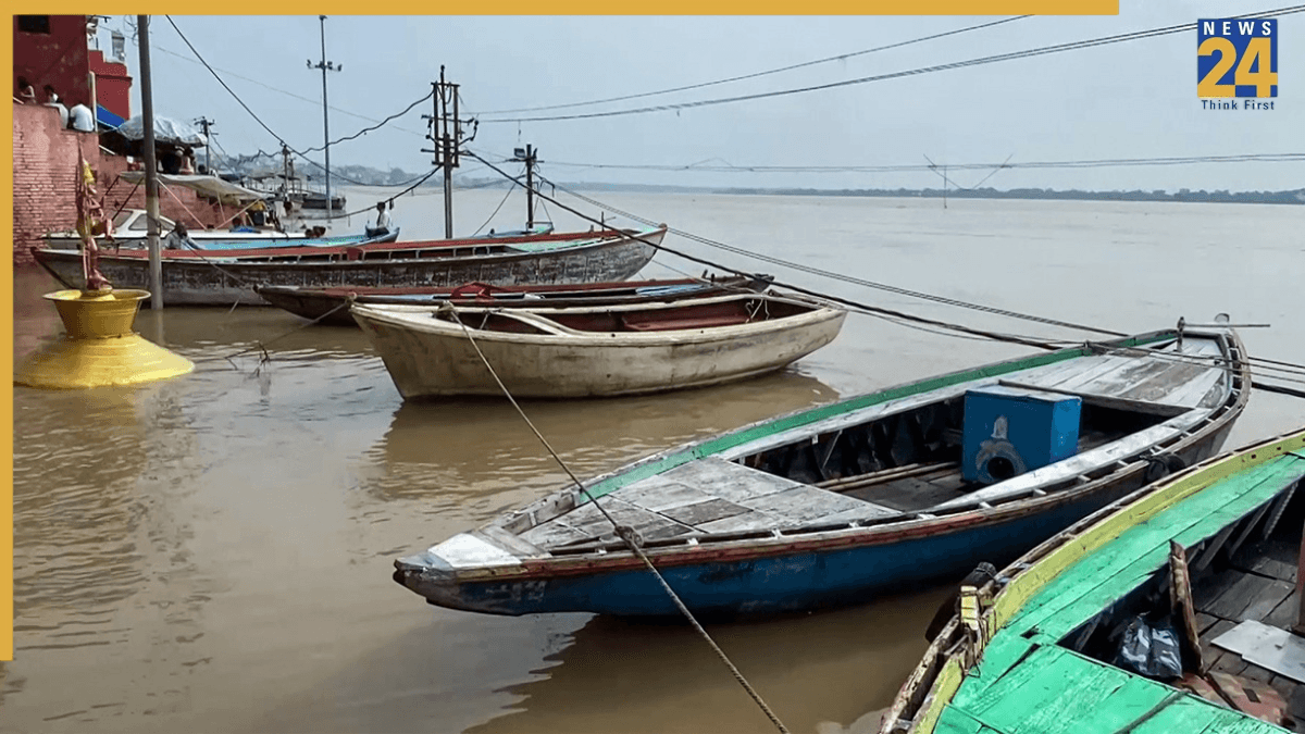वाराणसी में गंगा नदी का जलस्तर खतरे के निशान के पार, नाव चलाने पर लगी रोक; घाटों पर जाने से किया मना