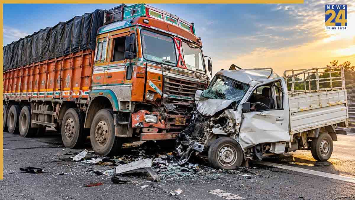 महाराष्ट्र: दुर्गा प्रतिमा ले जा रहे श्रद्धालुओं के वाहन को ट्रक ने मारी टक्कर, 7 की मौत, 19 घायल