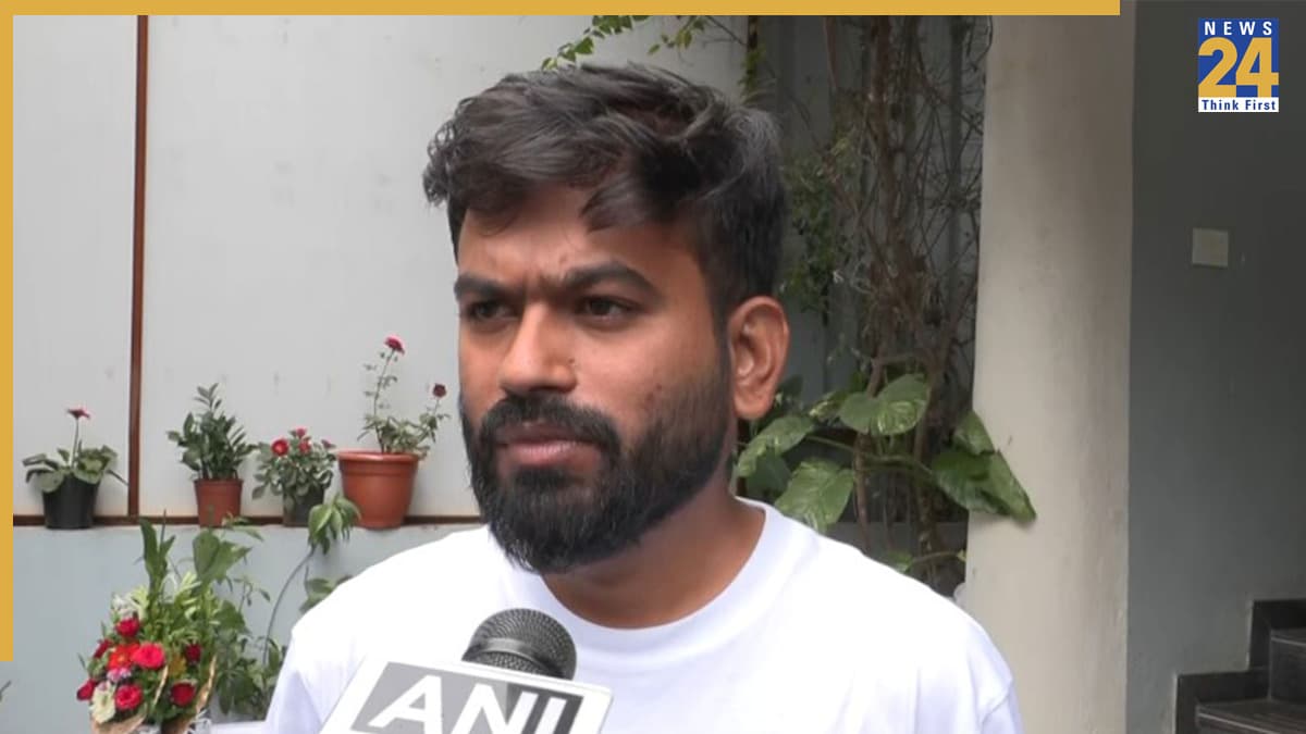'लड़ाई जारी रहेगी', मुंबई में केस दर्ज होने के बाद अभिजीत दीपके का ऐलान
