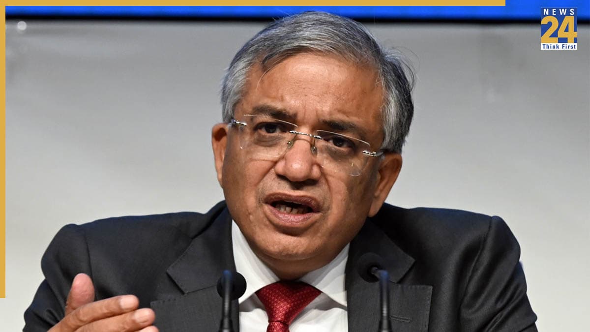 CEC Gyanesh Kumar Net Worth and Salary: मुख्य चुनाव आयुक्त ज्ञानेश कुमार को हर महीने कितनी मिलती है सैलरी? जानिए बंगले, गाड़ी और पेंशन की पूरी डिटेल