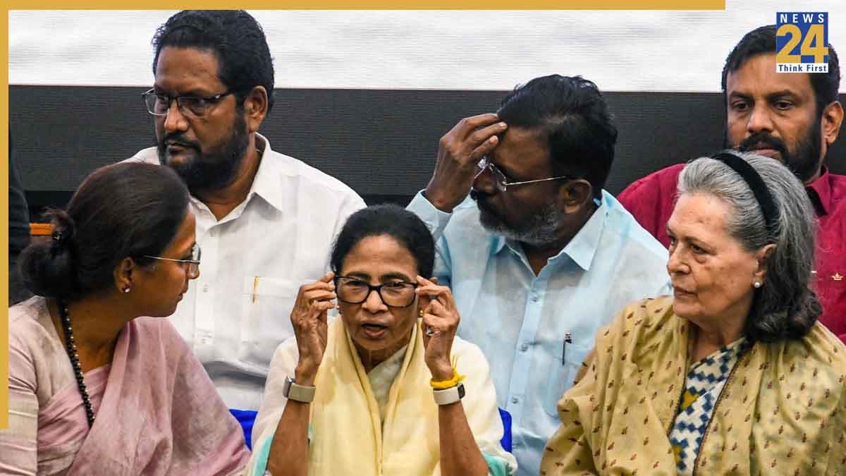 'INDIA' महाबैठक में सोनिया गांधी की एंट्री ने क्यों चौंकाया? हॉल में कैसे मची अफरातफरी