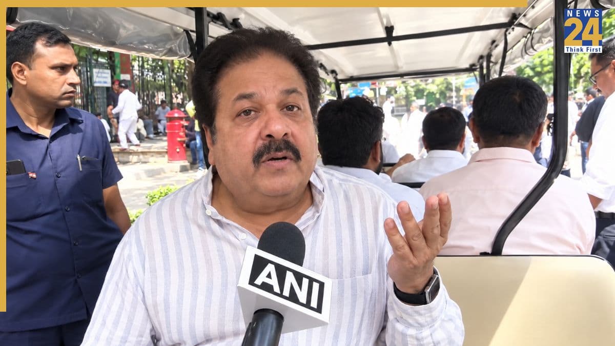 'CEC ज्ञानेश कुमार के इस्तीफे से कम में समझौता नहीं', विपक्ष के ECI मार्च में कांग्रेस सांसद राजीव शुक्ला का बड़ा बयान