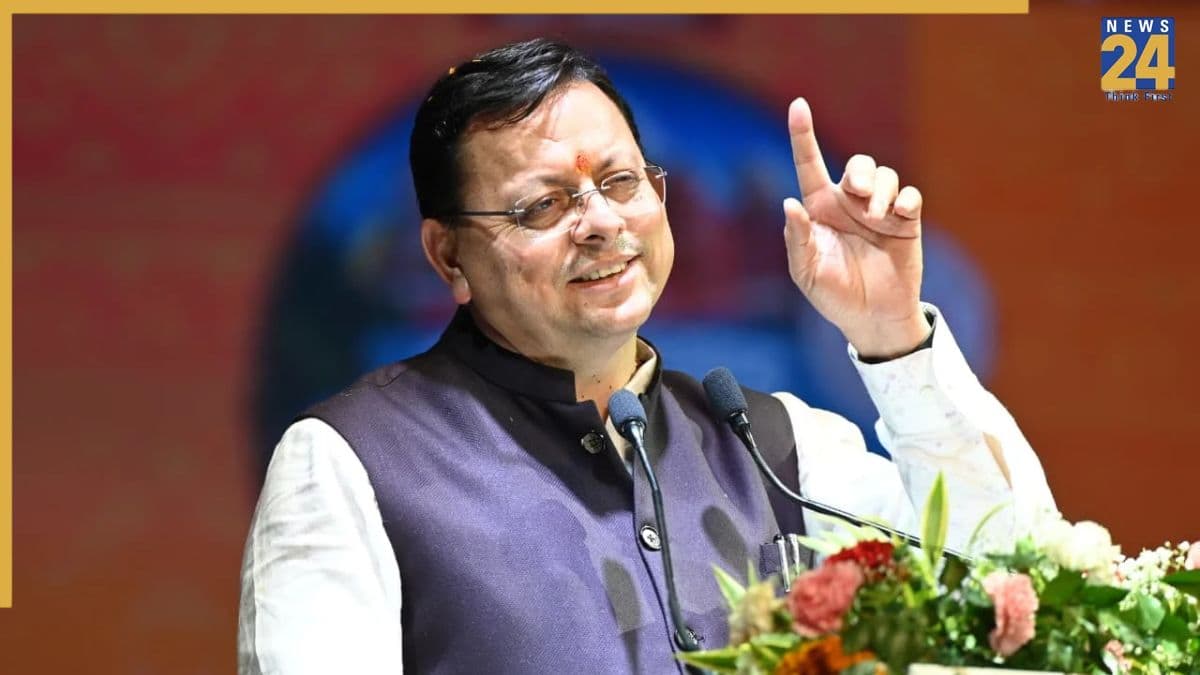 सीएम पुष्कर सिंह धामी पारंपरिक रंग में रंगे, कलाकारों के साथ थिरके और स्वयं बजाया ढोल