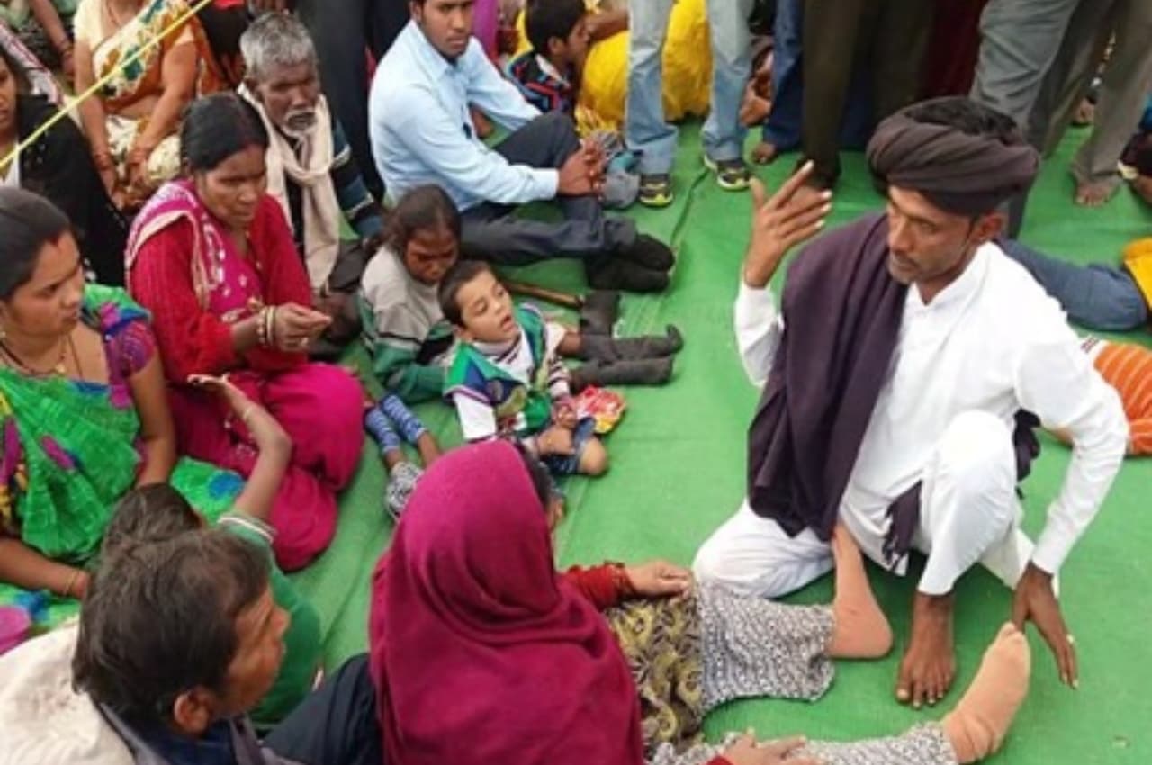 Sirohi News: जानें कम्बल वाले बाबा का सच!, जो कैंसर, लकवा, पोलियो सहित कई लाइलाज बीमारियों के इलाज का करता है दावा 