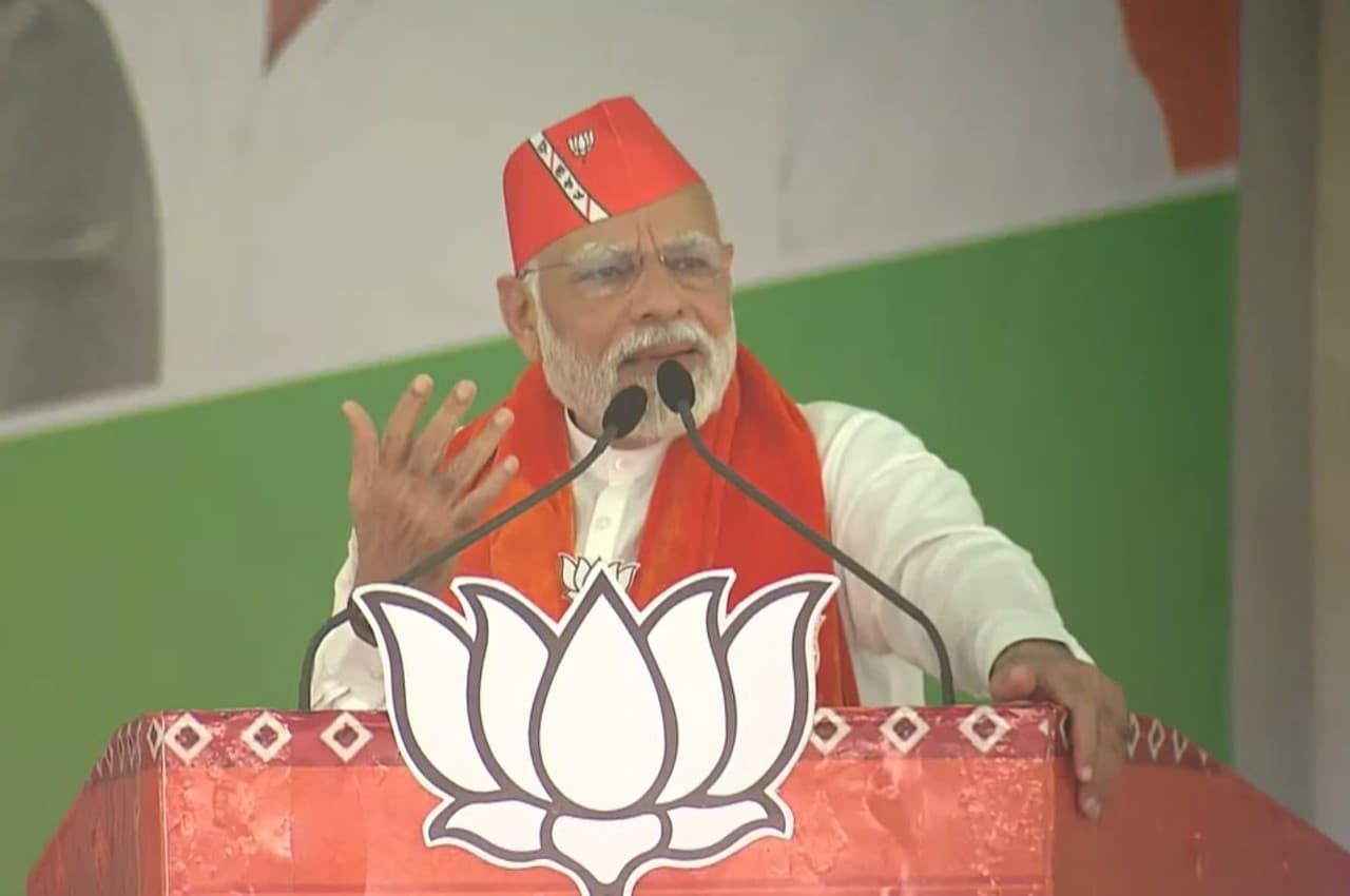 Gujarat Election: PM मोदी बोले- पूरे चुनाव में मुझे और नतीजों के बाद EVM को बदनाम करती है कांग्रेस