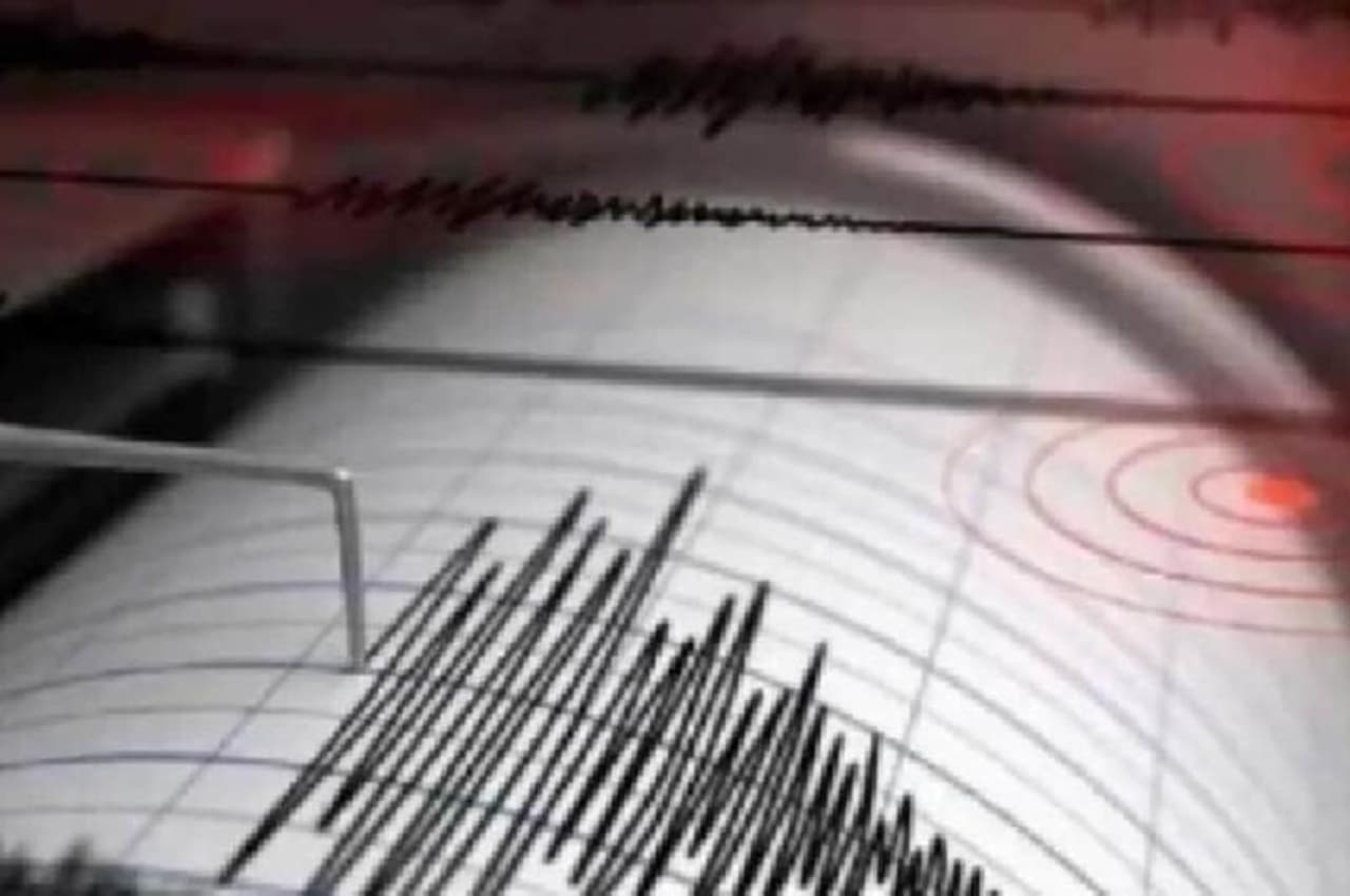 Earthquake in Delhi-NCR: भूकंप के झटकों से दहली दिल्ली, दफ्तर-घरों से बाहर भागे लोग, जोशीमठ को लेकर चिंता बढ़ी