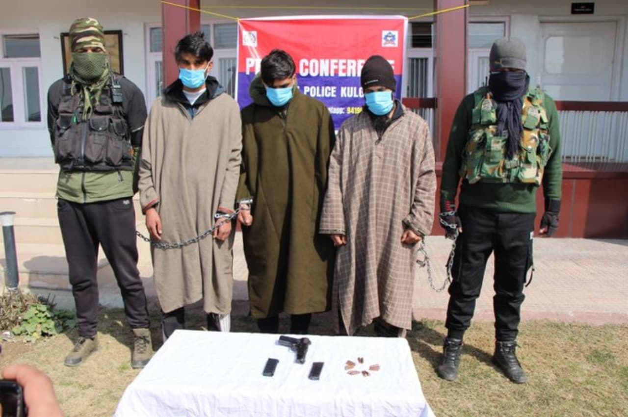 Jammu and kashmir: पुलिस ने पकड़े हिजबुल मुजाहिदीन के 3 आतंकी, रच रहे थे साचिश..