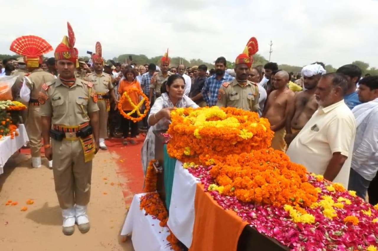 Rajasthan: कांगों में शहीद दोनों सपूतों को नम आंखों से दी अंतिम विदाई, उमड़ा जन सैलाब