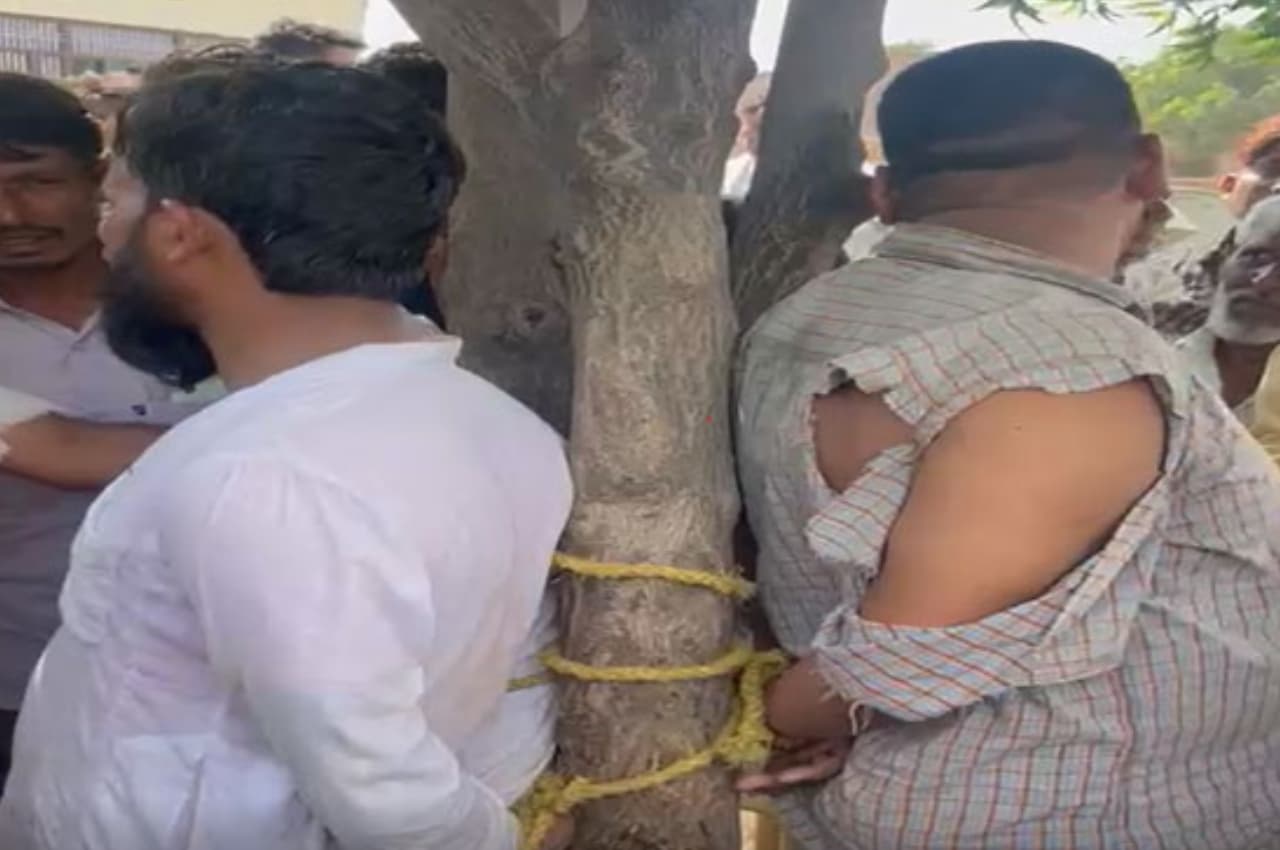 Rajasthan: स्कूल से नाबालिग का अपहरण कर भाग रहे बदमाशों को ग्रामीणों ने पकड़ा, पेड़ से बांधकर की पिटाई