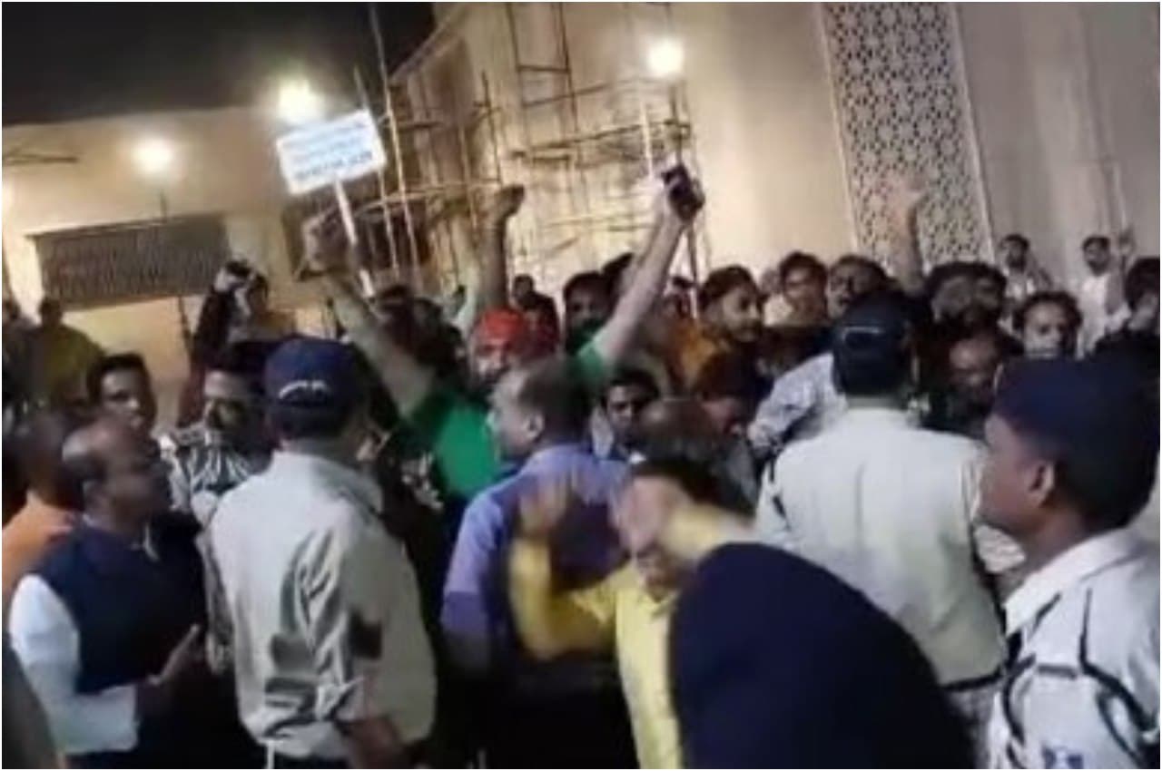 फिल्म 'ब्रह्मास्त्र' की सफलता के लिए रणबीर कपूर और आलिया भट्ट उज्जैन पहुंचे, हिंदू संगठनों का गेट पर हंगामा