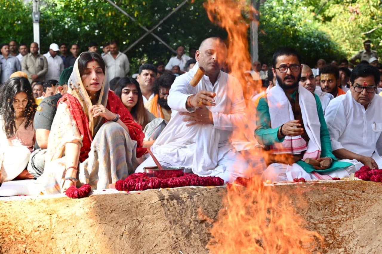 Mulayam Singh Yadav: सैफई में नेताजी की तेरहवीं पर 'शांति पाठ', परिवार ने दी आहुतियां, देखें तस्वीरें
