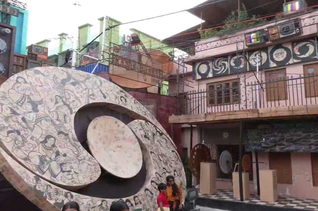 कोलकाता में बना ये पूजा पंडाल आपको दूरदर्शन के दिनों की दिला देगा याद, तस्वीरें हुईं वायरल