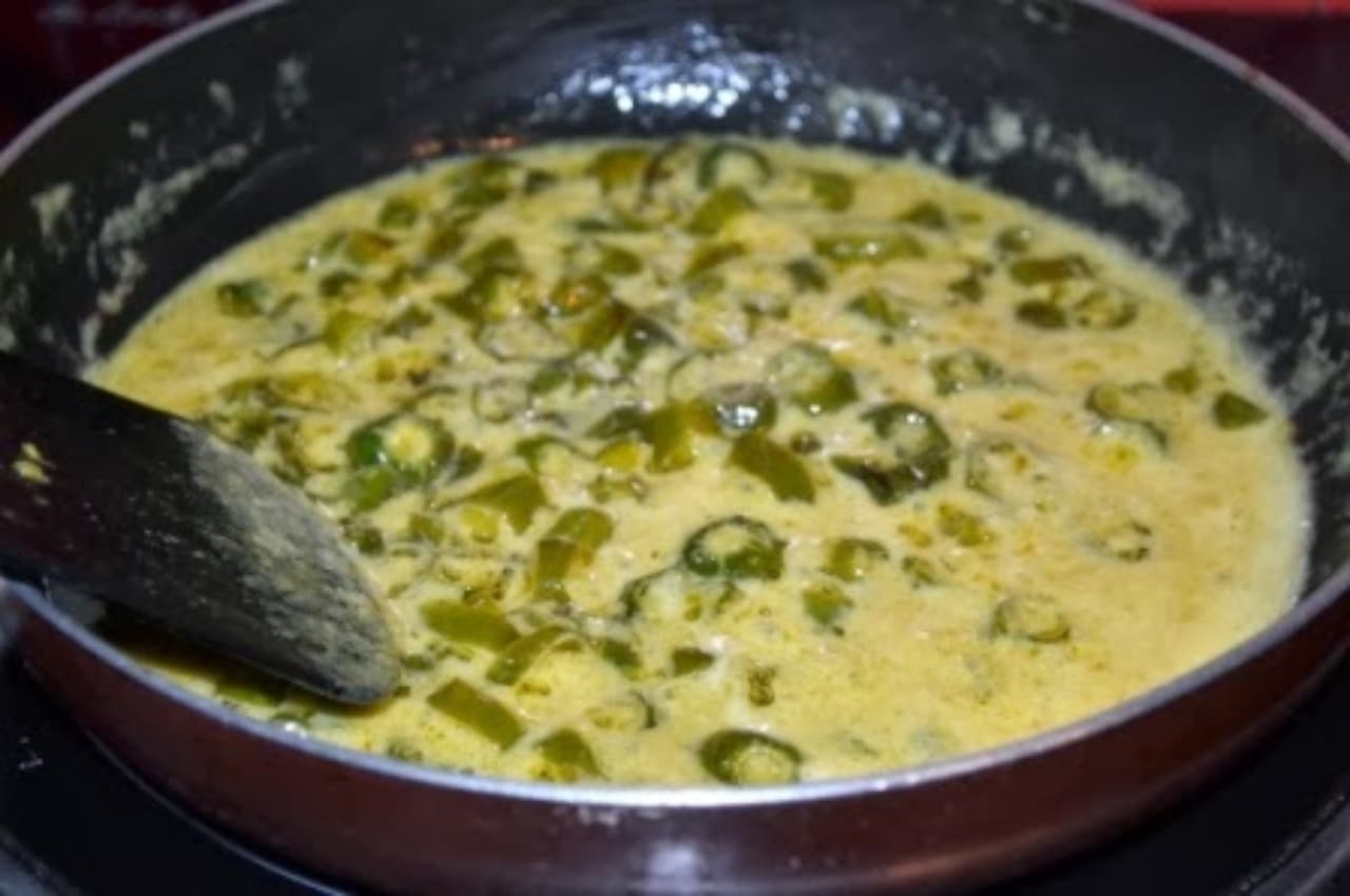 Spicy Food: खाने के स्वाद को खूब जमाती है स्वादिष्ट मलाई मिर्च की सब्जी, आज ही बनाकर खाएं