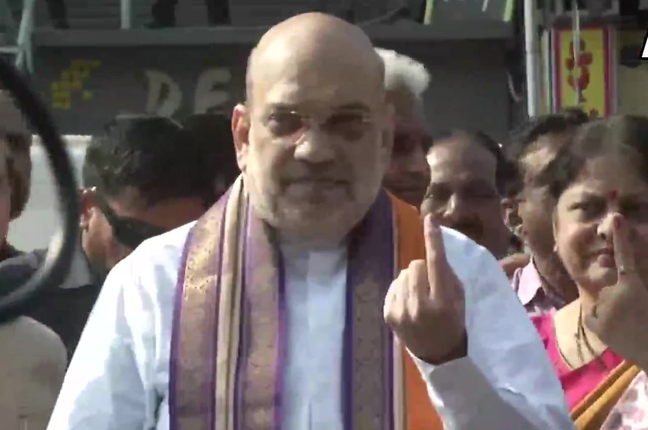 Gujarat Election News: अमित शाह ने अहमदाबाद में डाला वोट, फर्स्ट वोटर्स से चुनाव में भाग लेने की अपील की