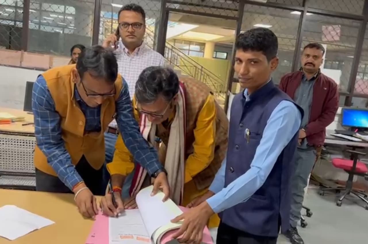 कांग्रेस विधायकों के इस्तीफे का जिन्न फिर से आया बाहर, उपनेता प्रतिपक्ष राजेन्द्र राठौड़ ने हाईकोर्ट में दायर की PIL