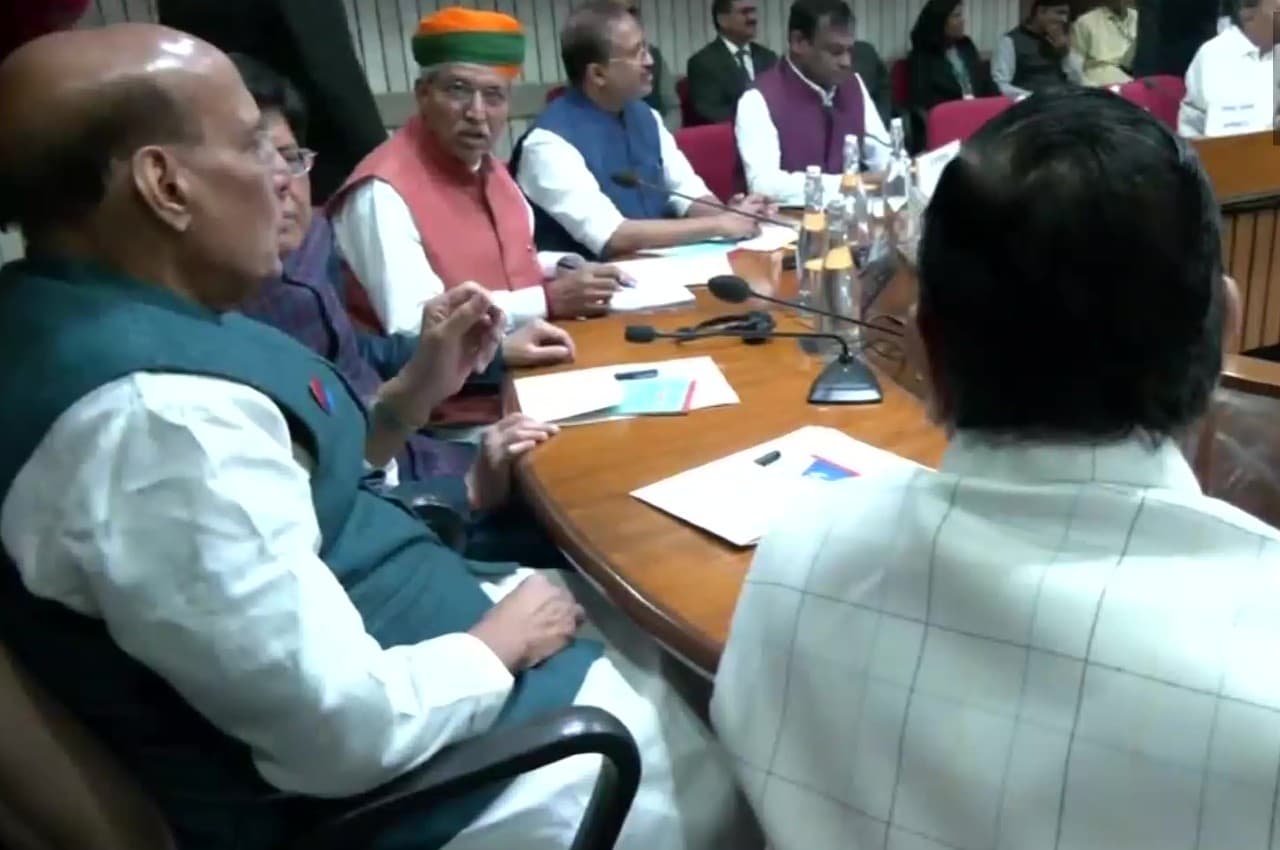 Parliament Winter Session: शीतकालीन सत्र में विपक्ष ने सरकार को घेरने की बनाई रणनीति, इन मुद्दों पर चर्चा की मांग