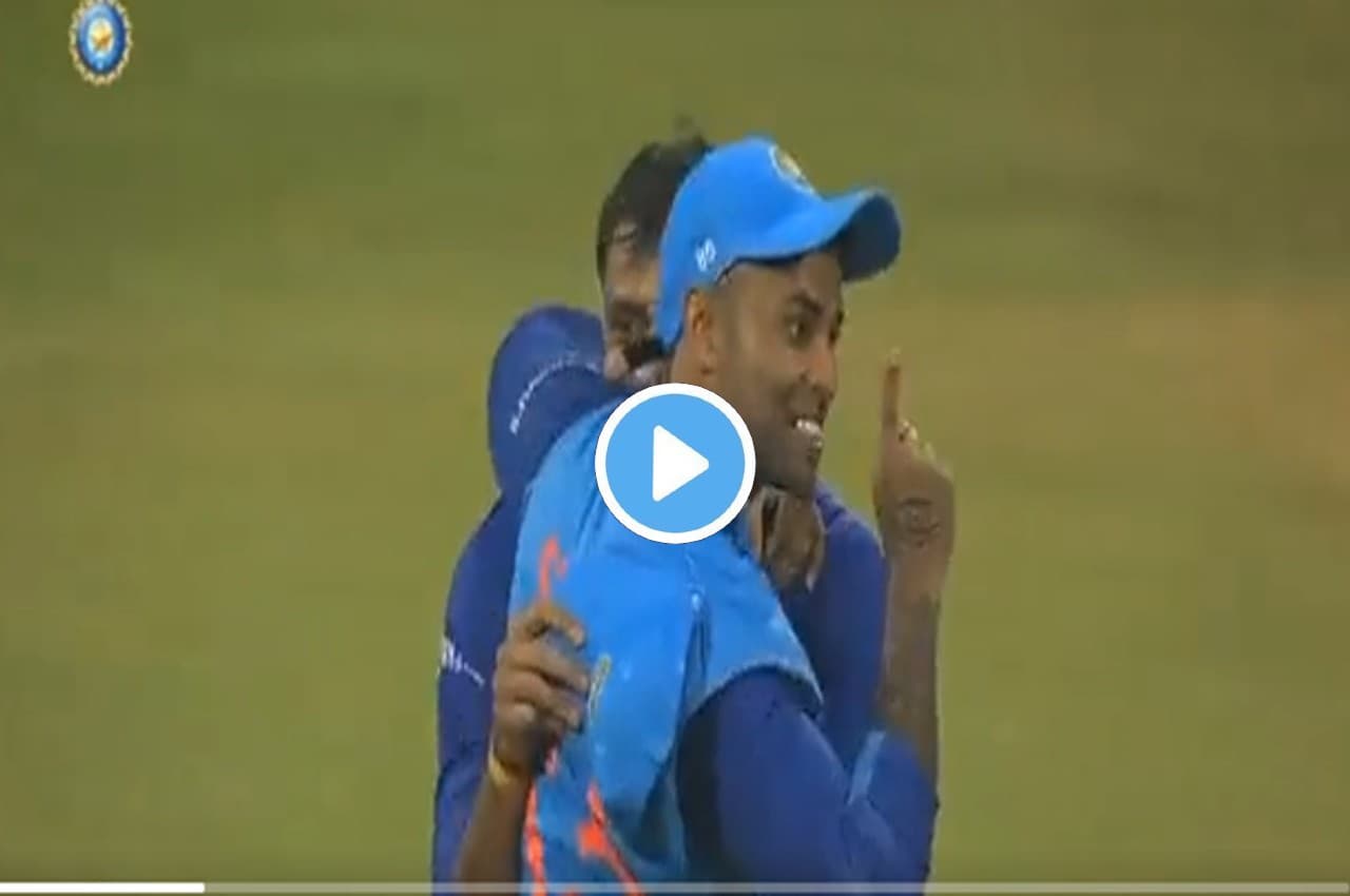 IND vs SL: जीत के बाद सूर्या ने अक्षर को लगाया गले, हार्दिक की तरफ किया बड़ा इशारा, देखें Video