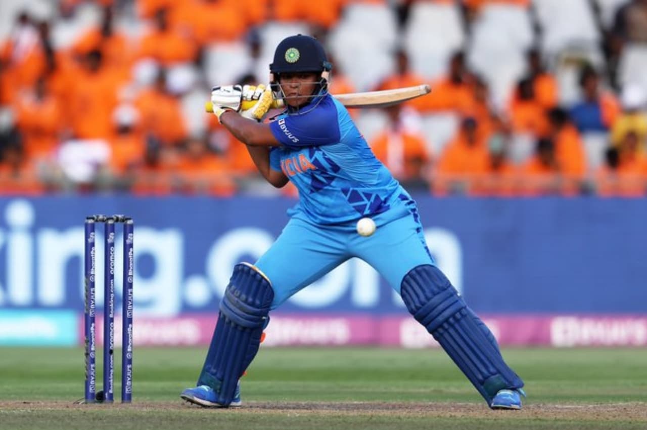 IND vs PAK: फंस गया था मैच...प्वाइंट और कवर पर ऋचा घोष ने लगाए 3 लगातार चौके, दम तोड़ दिया पाकिस्तान
