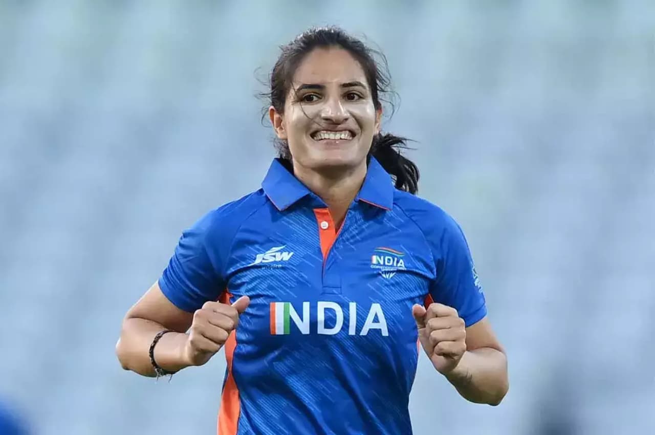 Women's T20 WC, IND vs ENG: रेणुका सिंह on fire, 4 ओवर में चटका डाले 5 विकेट