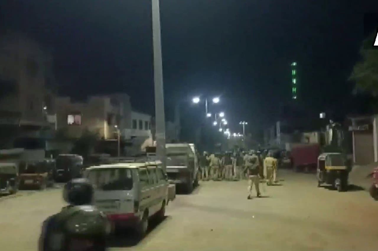 Maharashtra Clashes: महाराष्ट्र के छत्रपति संभाजीनगर में दो गुटों के बीच झड़प, पथराव के बाद पुलिस वाहनों में लगायी आग