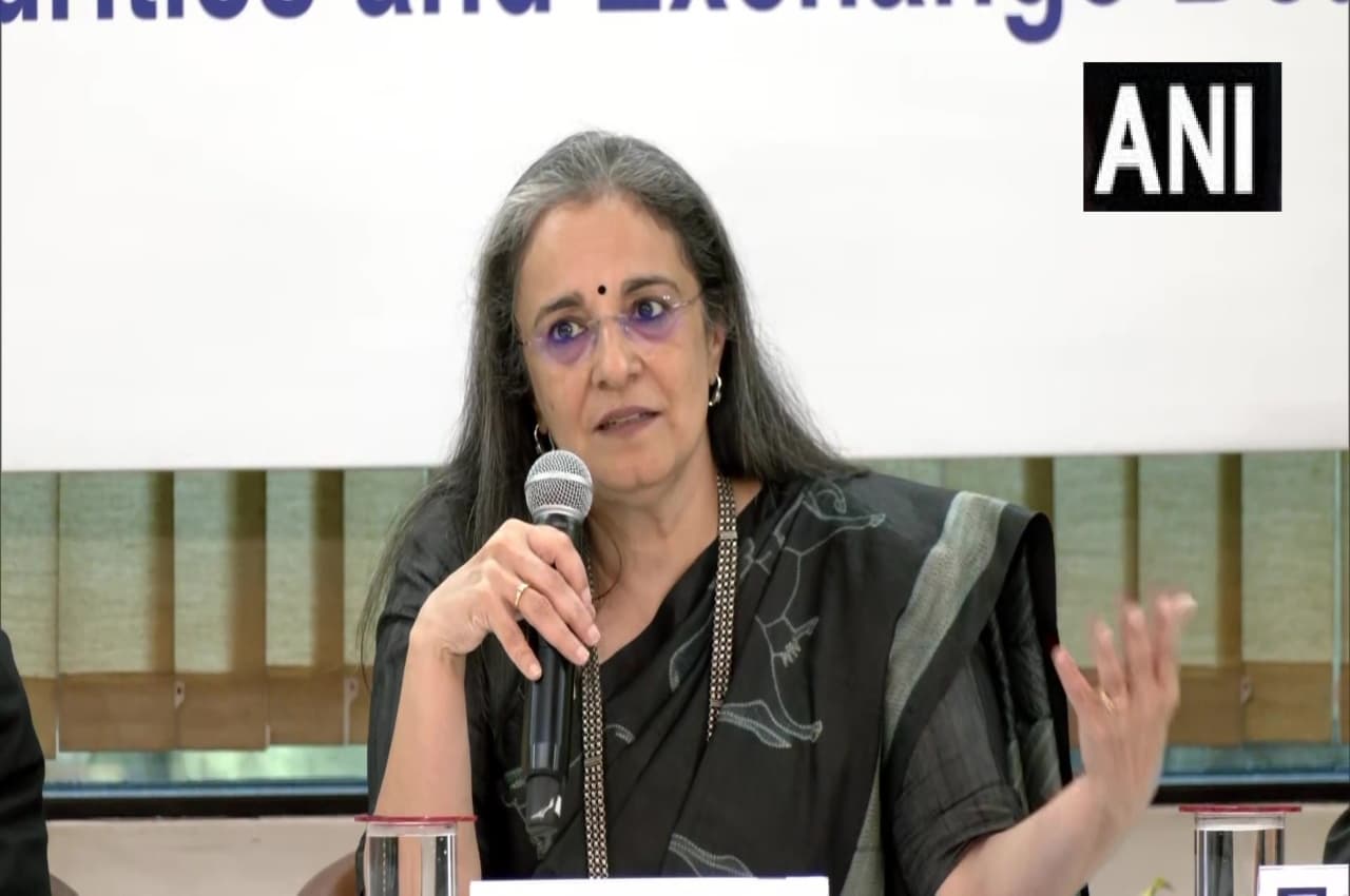 SEBI Board Meeting: PEF को म्यूचुअल फंड स्कीमों में स्पॉन्सर बनाने की इजाजत, चेयरपर्सन बुच ने अडानी मामले पर बोलने से किया इंकार