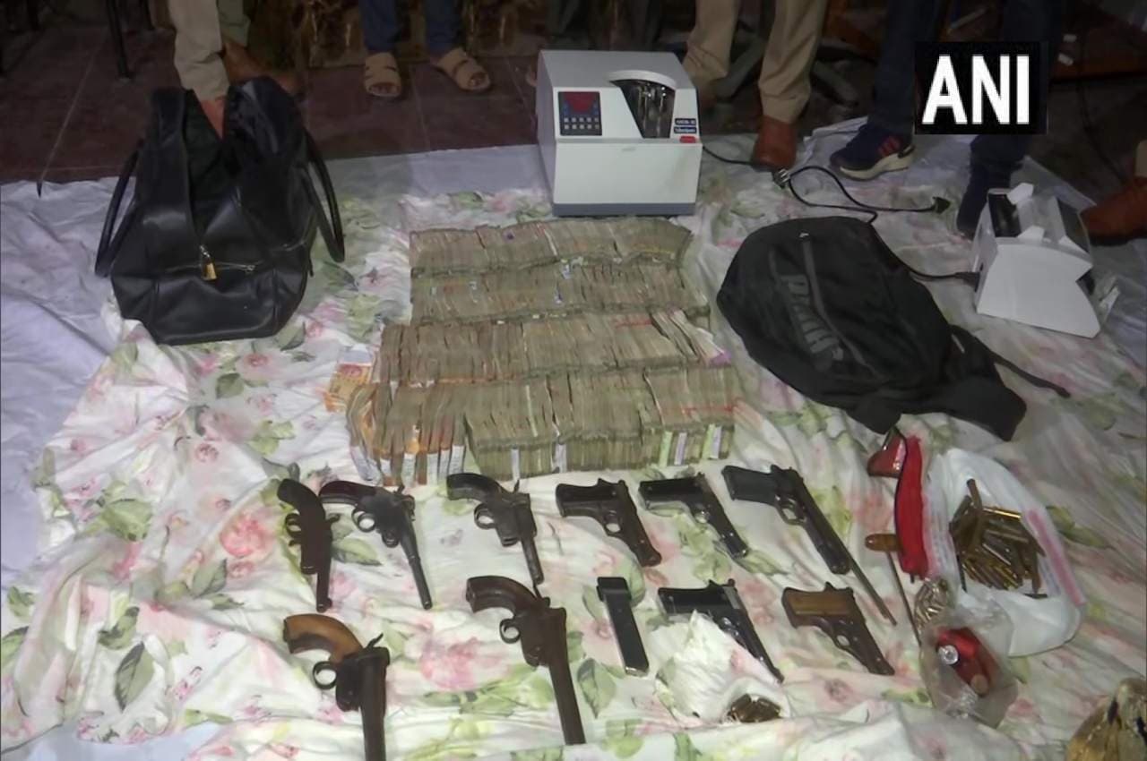 Umesh Pal Murder Case: अतीक अहमद के दफ्तर पर पुलिस ने मारा छापा, करोड़ों का कैश और कई हथियार बरामद