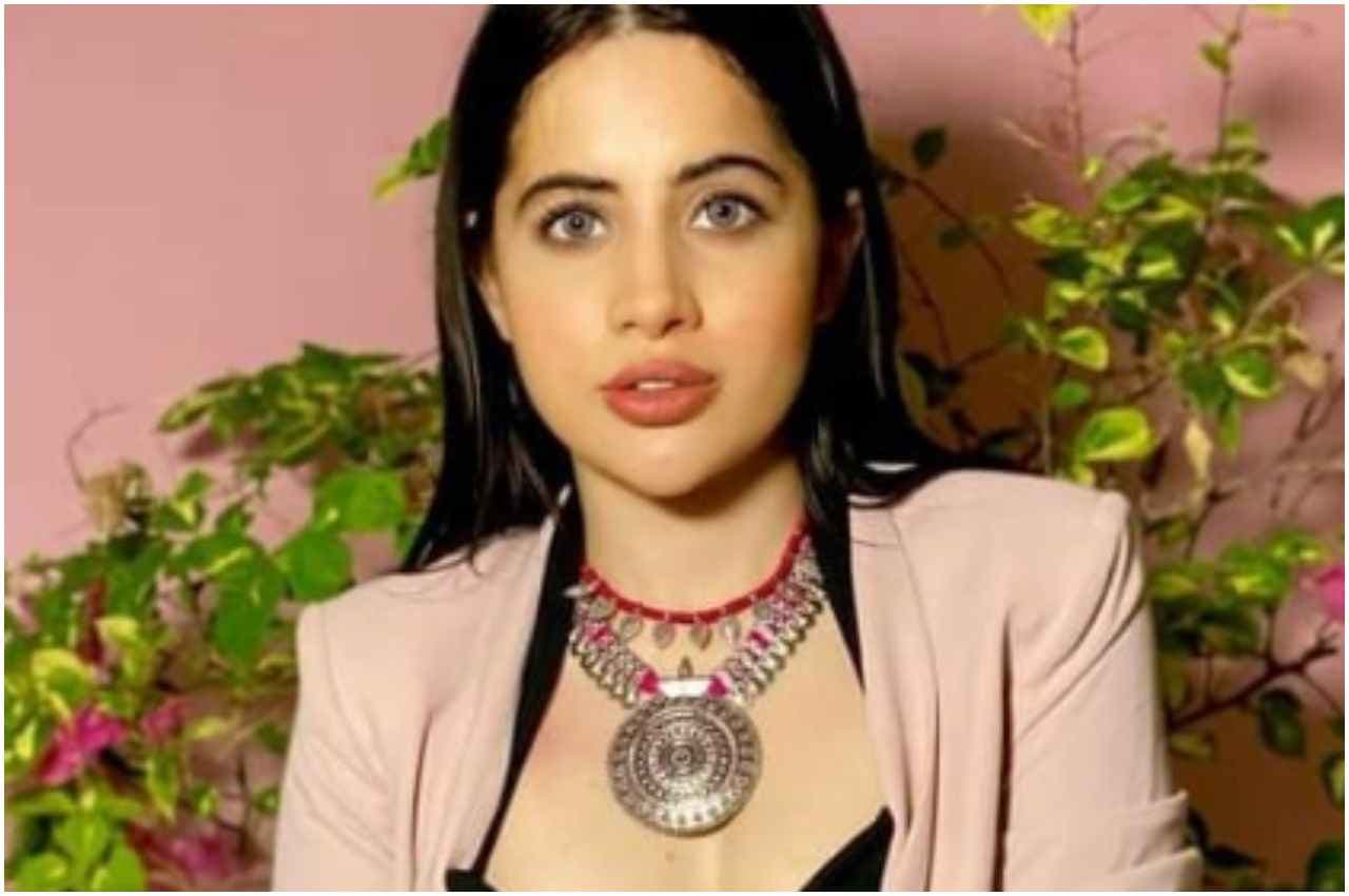 Urfi Javed New Look: लंबे ब्लू हेयर स्ट्रिंग लगाकर उर्फी ने छुपाया चेहरा और बदन, यूजर्स बोले- मुंह दिखाने...