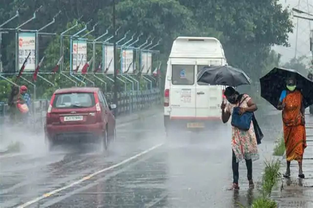 Weather Update: दिल्ली और यूपी में तेज बारिश से सुहाना हुआ मौसम, इन राज्यों में भी बिगड़ेगा मौसम, IMD का अलर्ट जारी