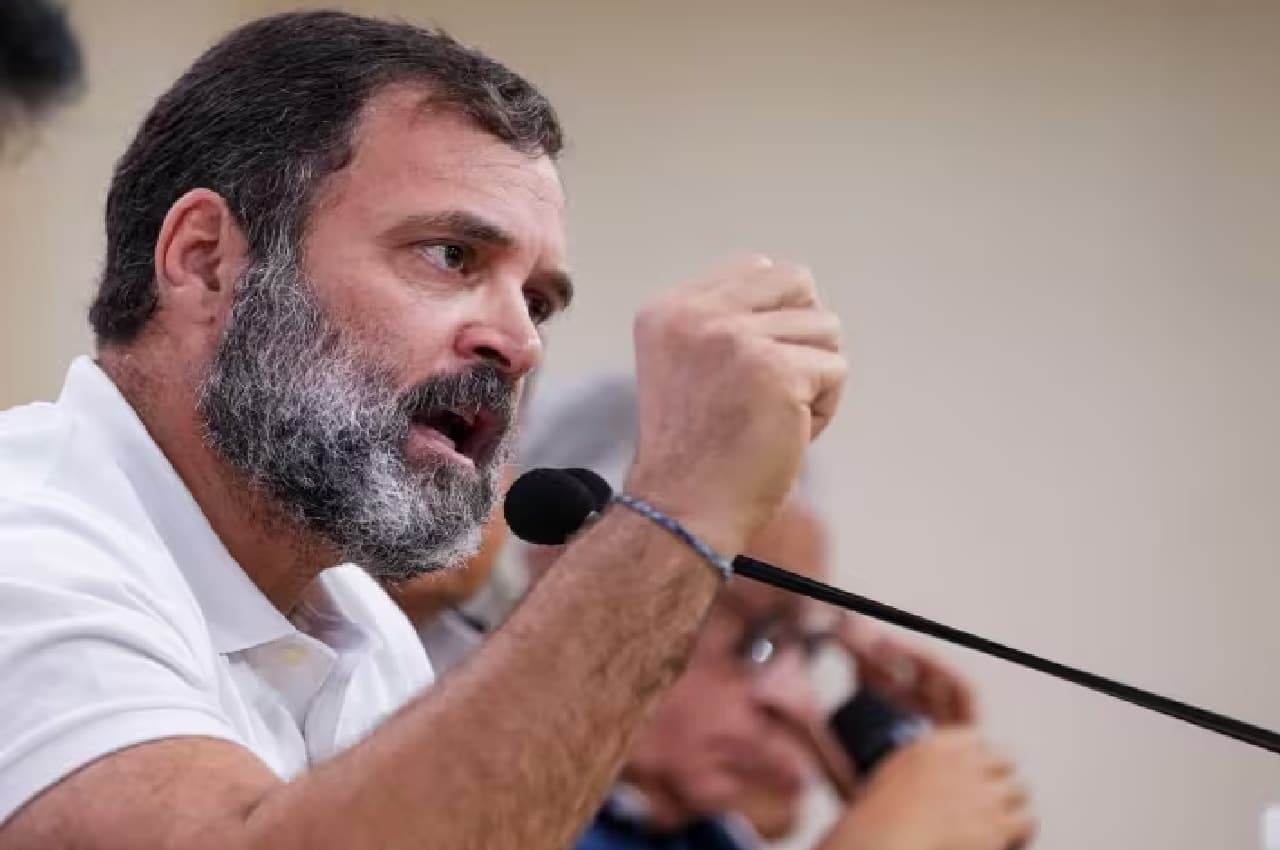 Rahul Gandhi Defamation Case: राहुल के सूरत पहुंचने से पहले कांग्रेस का 'शक्ति प्रदर्शन', सड़कों पर गांधी परिवार के लगे पोस्टर