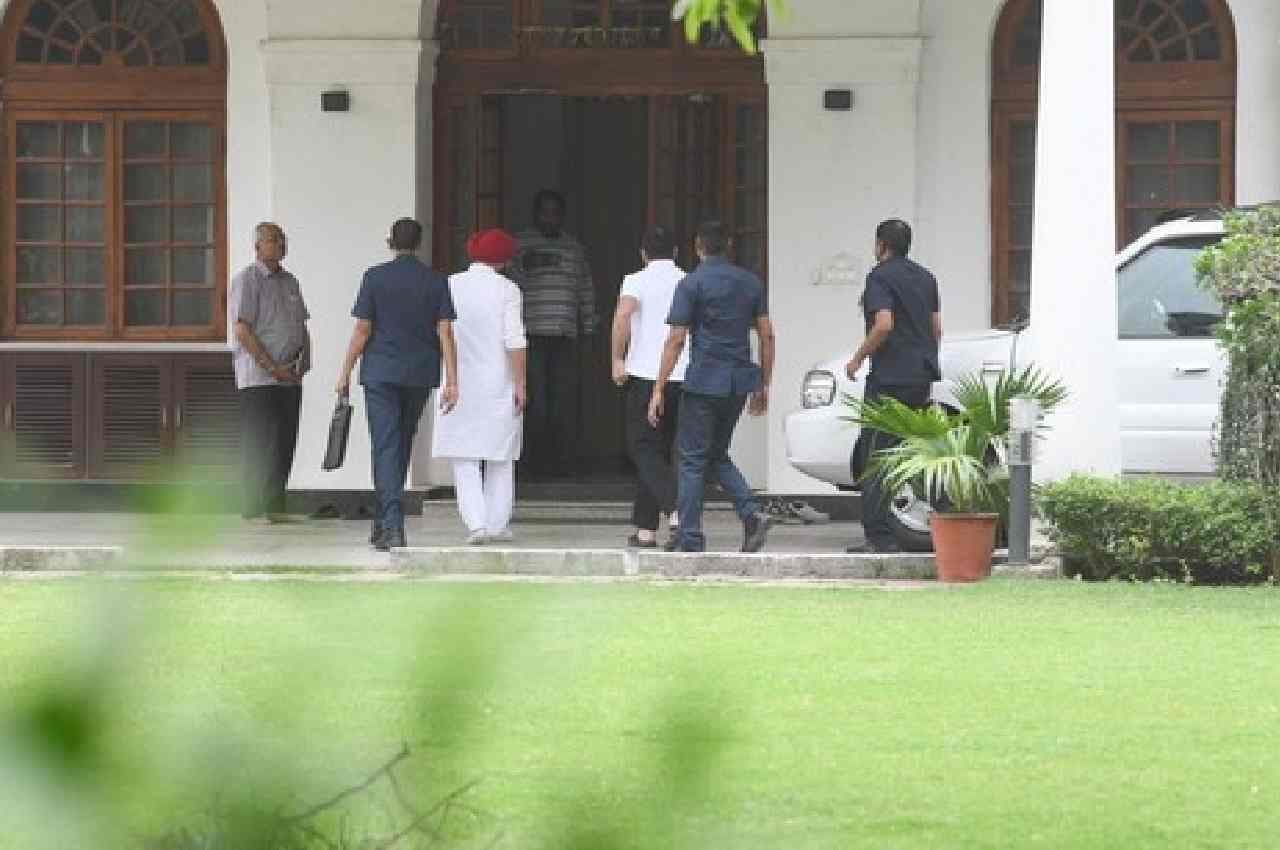 Decision On Karnataka CM: कर्नाटक के मुख्यमंत्री पर मंथन जारी; खड़गे के घर बैठक में नवनिर्वाचित विधायक, राहुल गांधी मौजूद