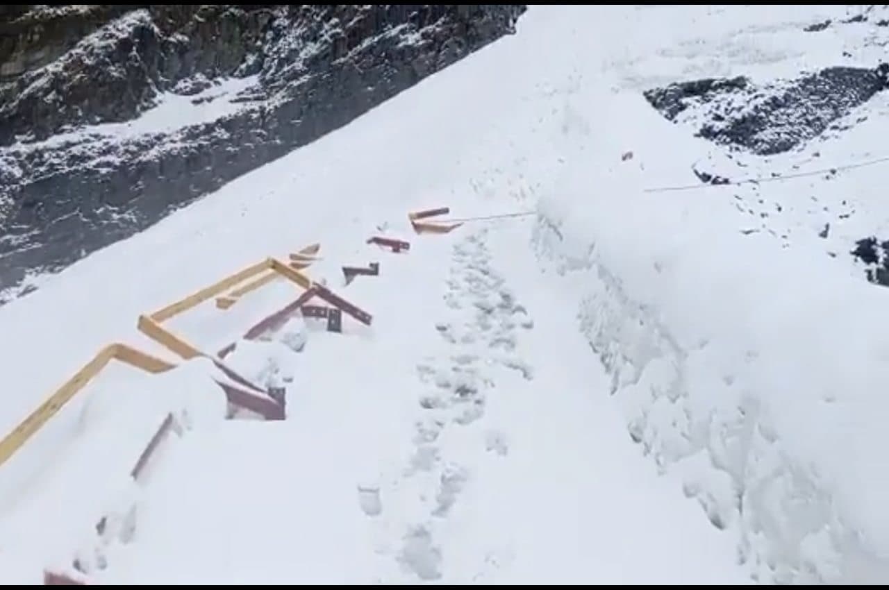 Hemkund Sahib Yatra: рд╣реЗрдордХреБрдВрдб рд╕рд╛рд╣рд┐рдм рдореЗрдВ рднрд╛рд░реА рдмрд░реНрдлрдмрд╛рд░реА; рдпрд╛рддреНрд░рд╛ рд╕реНрдердЧрд┐рдд, рдЬрд╛рдиреЗрдВ рдХрдм рд╕реЗ рдлрд┐рд░ рд╢реБрд░реВ рд╣реЛрдЧреА?