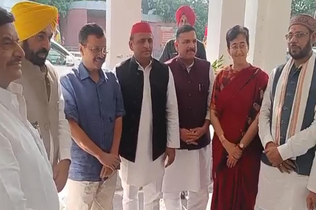 Centre’s Ordinance के खिलाफ समर्थन जुटाने लखनऊ पहुंचे अरविंद केजरीवाल, सपा अध्यक्ष अखिलेश यादव से की मुलाकात