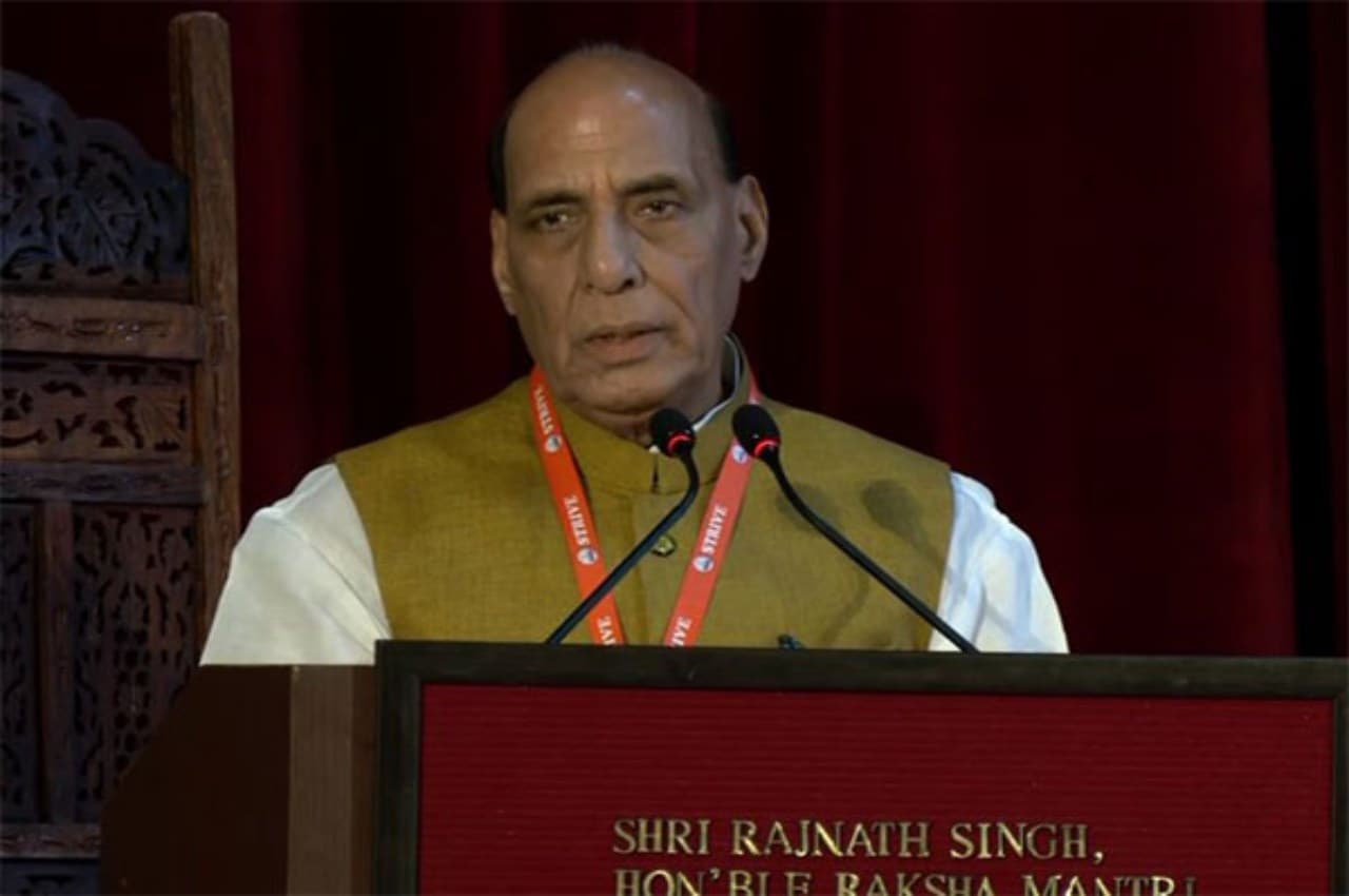 लखनऊ में रक्षा मंत्री राजनाथ सिंह बोले- UP डिफेंस कॉरिडोर में नट-बोल्ट ही नहीं, ब्रह्मोस मिसाइल भी बनेगी