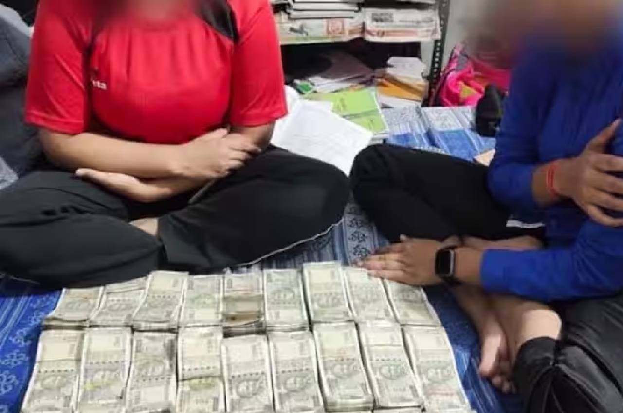 selfie with bundles of notes unnao police officer, police officer selfie, selfie with bundle of notes, unnao cop