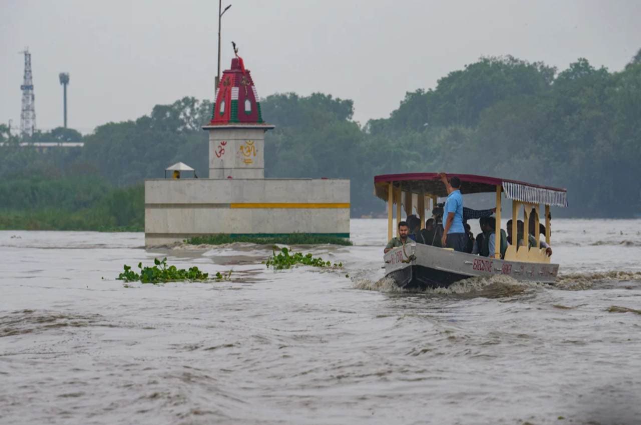 Delhi Flood Alert: दिल्ली में बाढ़ का खतरा बढ़ा, खतरे के निशान से पार हुई यमुना