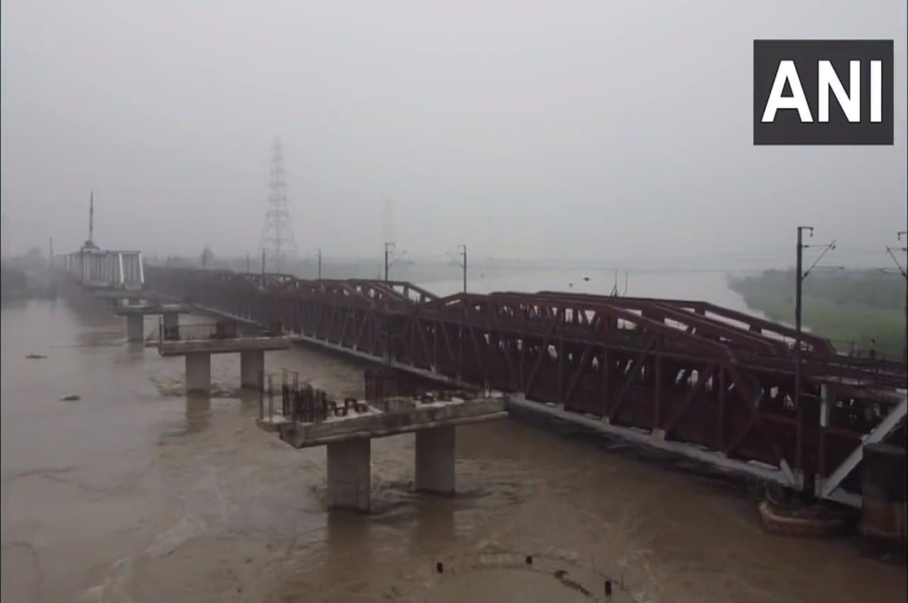 Delhi Flood: खतरे के निशान से ऊपर बह रही यमुना; कई इलाकों के घरों में घुसा पानी, उपराज्यपाल ने किया दौरा